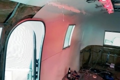 Airstream Safari Mobile Stage Umbau Innenverkleidung LED Spots rot