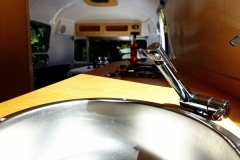 Glamping Airstream Vermietung Innen Detail Küche Wasserhahn