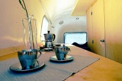Glamping Airstream Wohnwagen Vermietung Innen Detail Küche