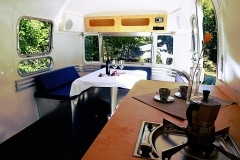 Glamping Airstream Wohnwagen Vermietung Innen Lounge