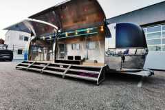 Airstream Mobile Gastro Stage Bühne Bar außen Klappen offen Event Marketing Roadshow