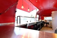Airstream-Foodtrailer-innen-klappe-offen-beleuchtung-an-scaled