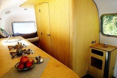 Glamping Airstream Wohnwagen Vermietung Innen Küche Bad