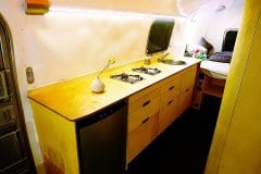 Glamping Airstream Wohnwagen Vermietung Innen Küche LED
