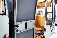 Airstream Safari Mobile Stage Umbau Restauration Tür fertig