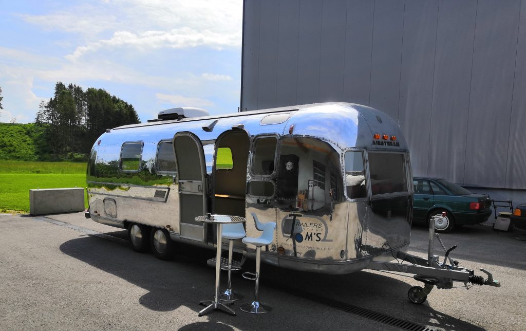 Airstream Mobile Lounge Mieten Vermietung Hochglanz Türseite