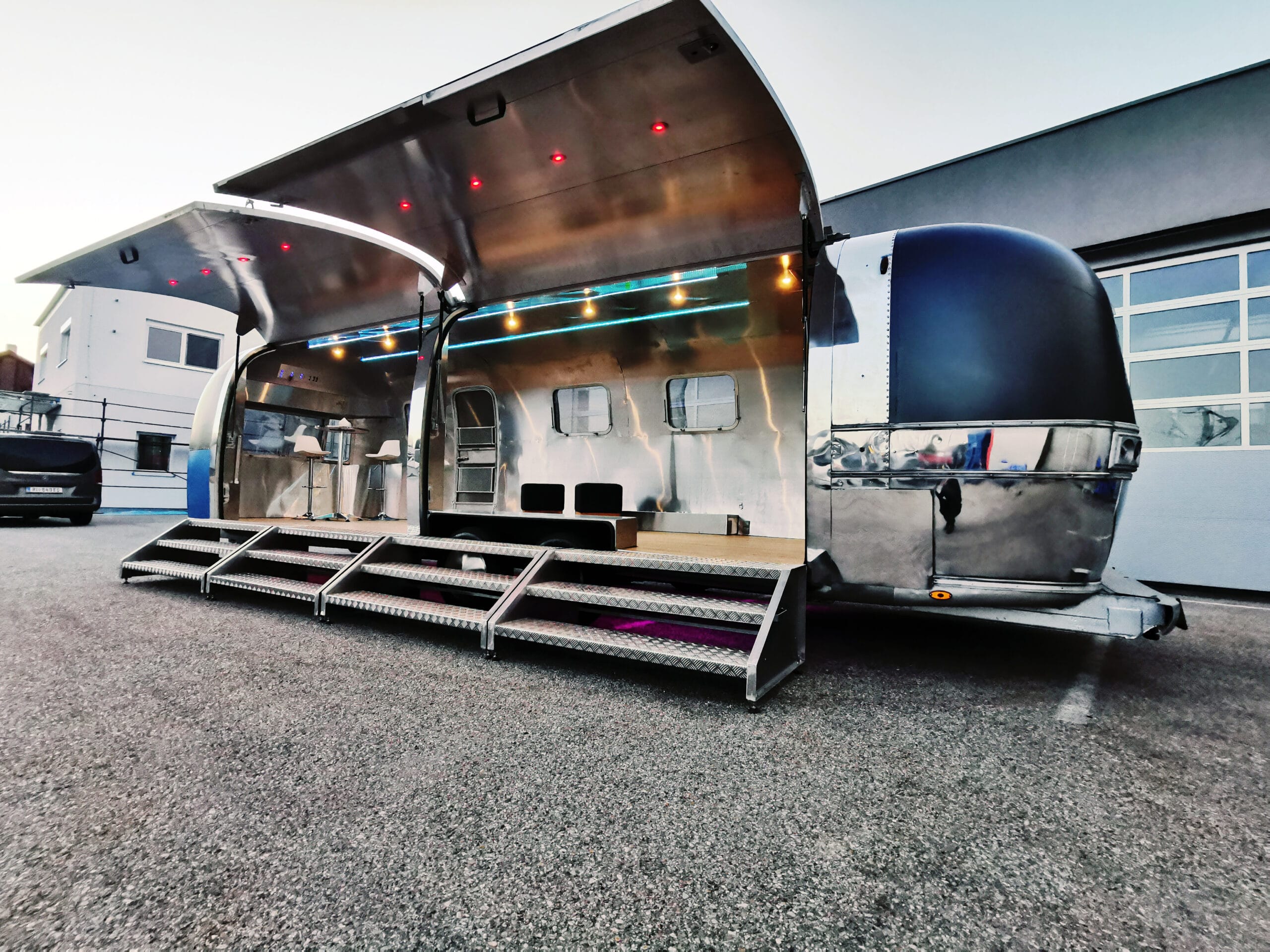 Airstream Mobile Gastro Stage Stage Bar Utanför klaffar Öppna Event Marketing Roadshow
