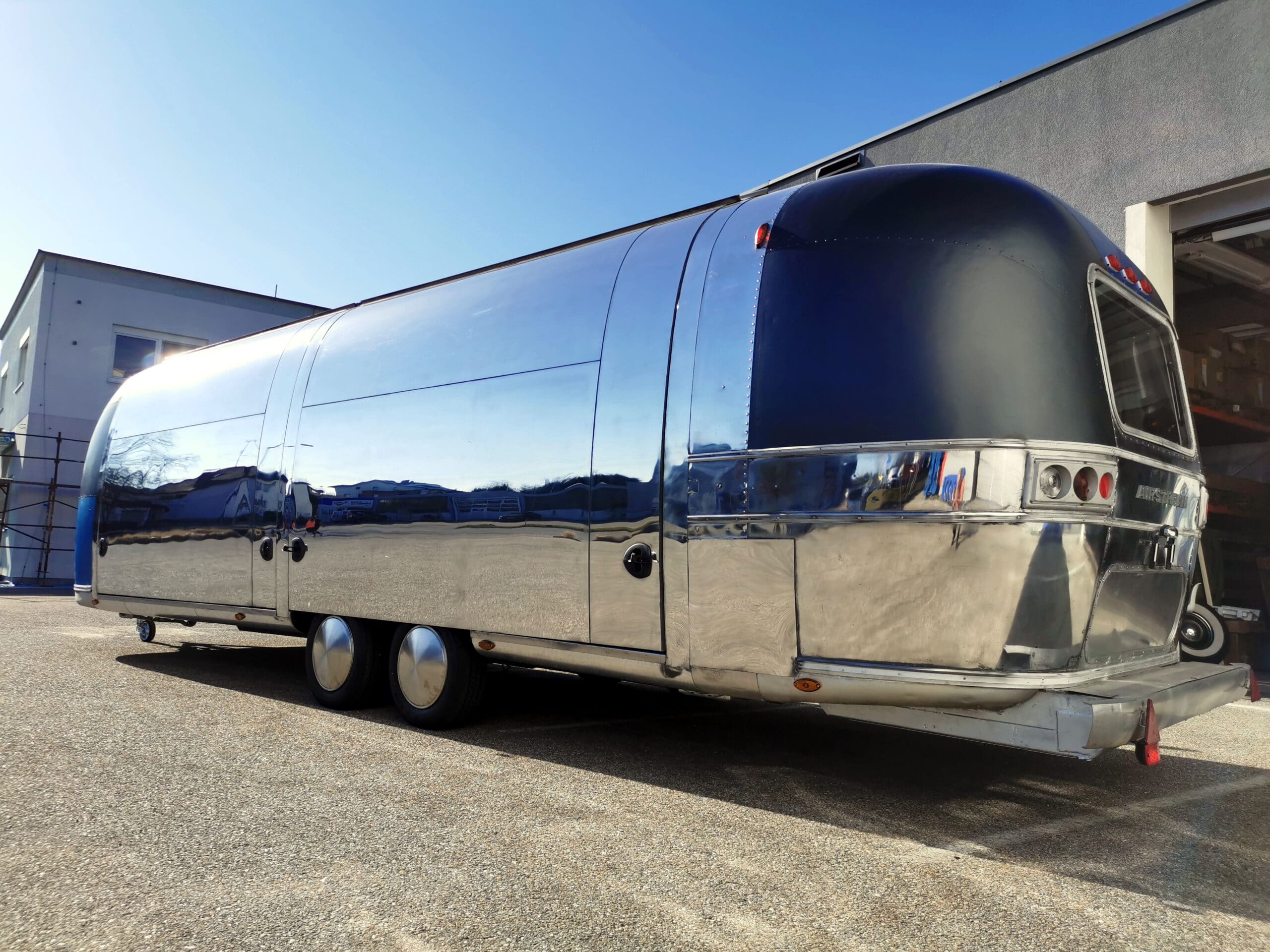 Airstream Mobile Gastro Stage 21 Airstream Mobile Gastro Stage außen rechts 2